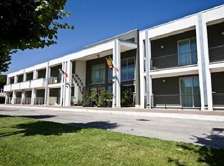 Hotel Sporting Помеция Екстериор снимка