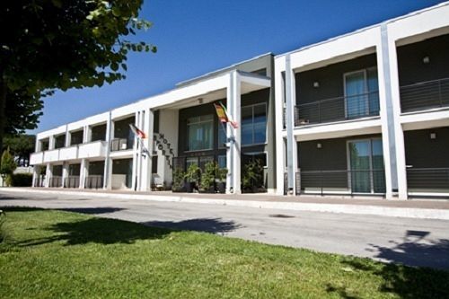 Hotel Sporting Помеция Екстериор снимка